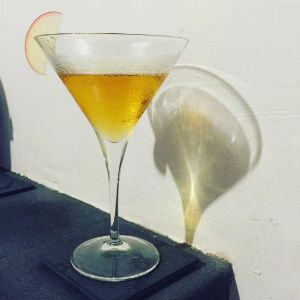 An image of the Apple Manhatten cocktail submitted by n0tquitethere that contains Bourbon, Berentzen ApfelKorn and Apple